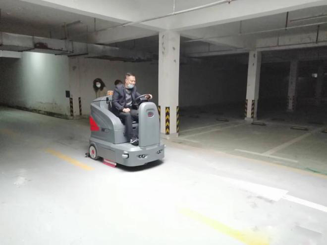 西咸小区物业保洁不用人力改用驾驶式洗地机了